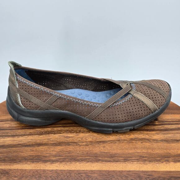 Privo Clarks Flat Shoes Womens 7 Brown Leather Perforated Comfort Slip On Casual - Picture 1 of 8